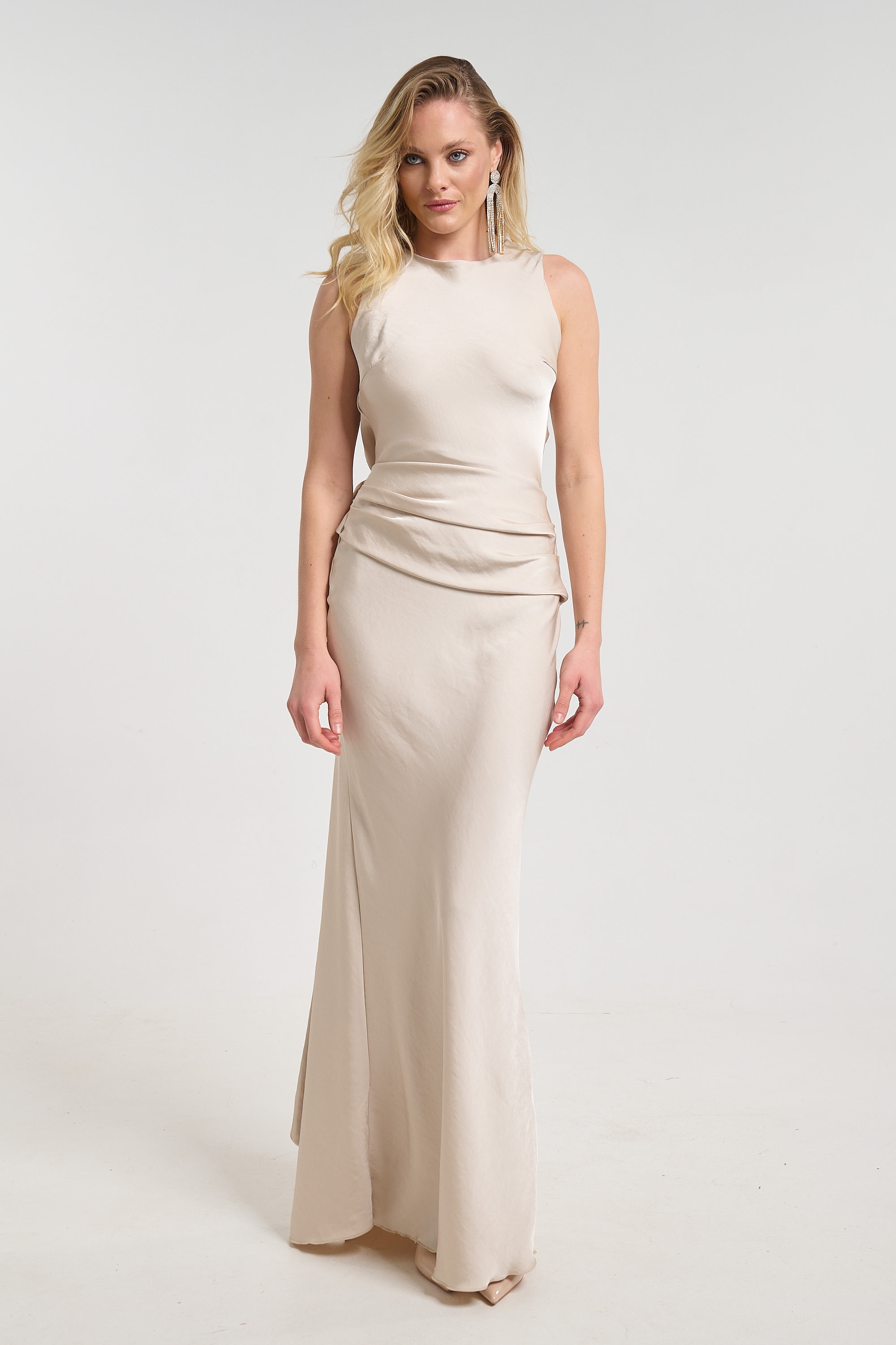 Φόρεμα Αμάνικο Με Έξω την Πλάτη