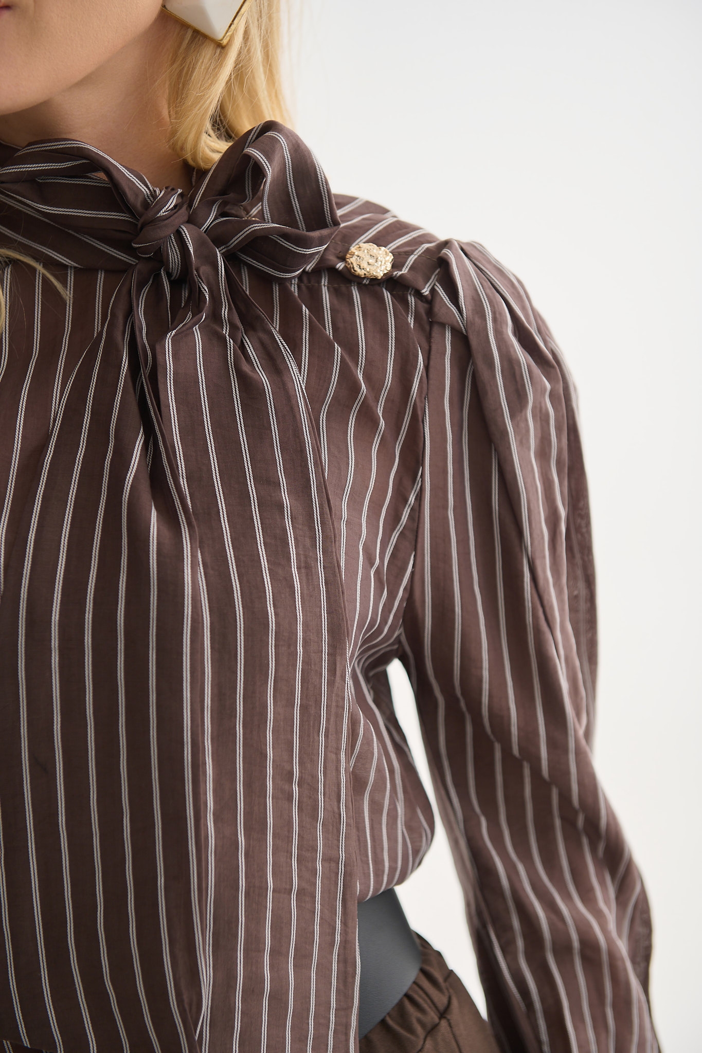 Πουκαμίσα με Φιόγκο & Διακριτική Ρίγα