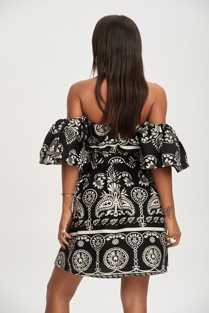 Φόρεμα Κοντό Με Έξτρα Μανίκια