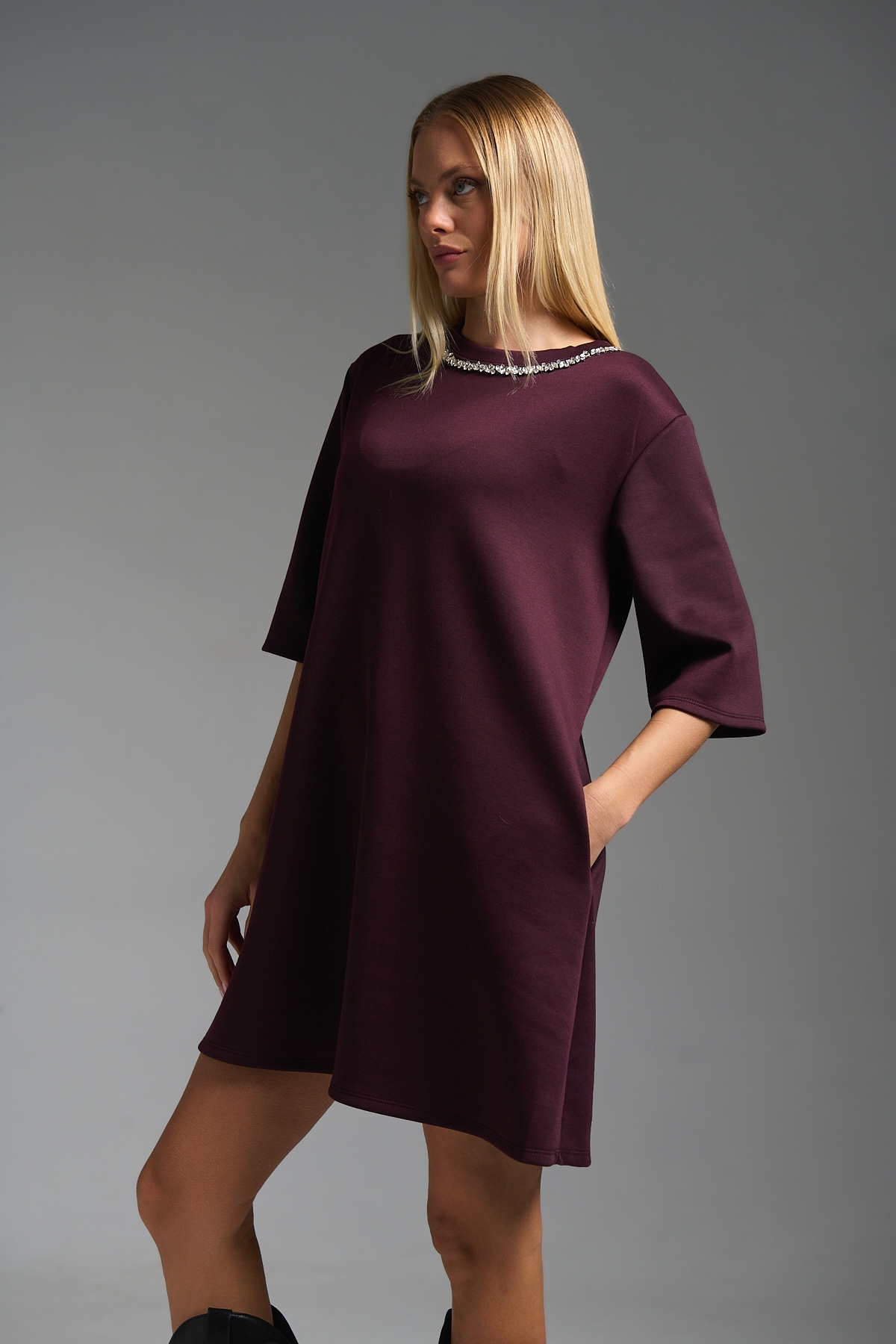 Φόρεμα Μίνι Κοντομάνικο Με Στρας Κολιέ