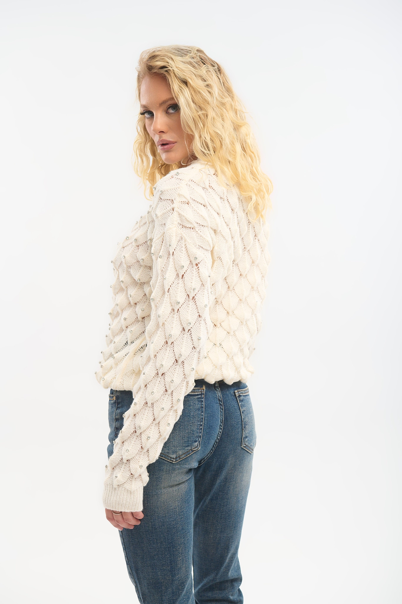 Πλεκτό Ανάγλυφο με Στρας και Ψηλό Γιακά – Στυλάτο