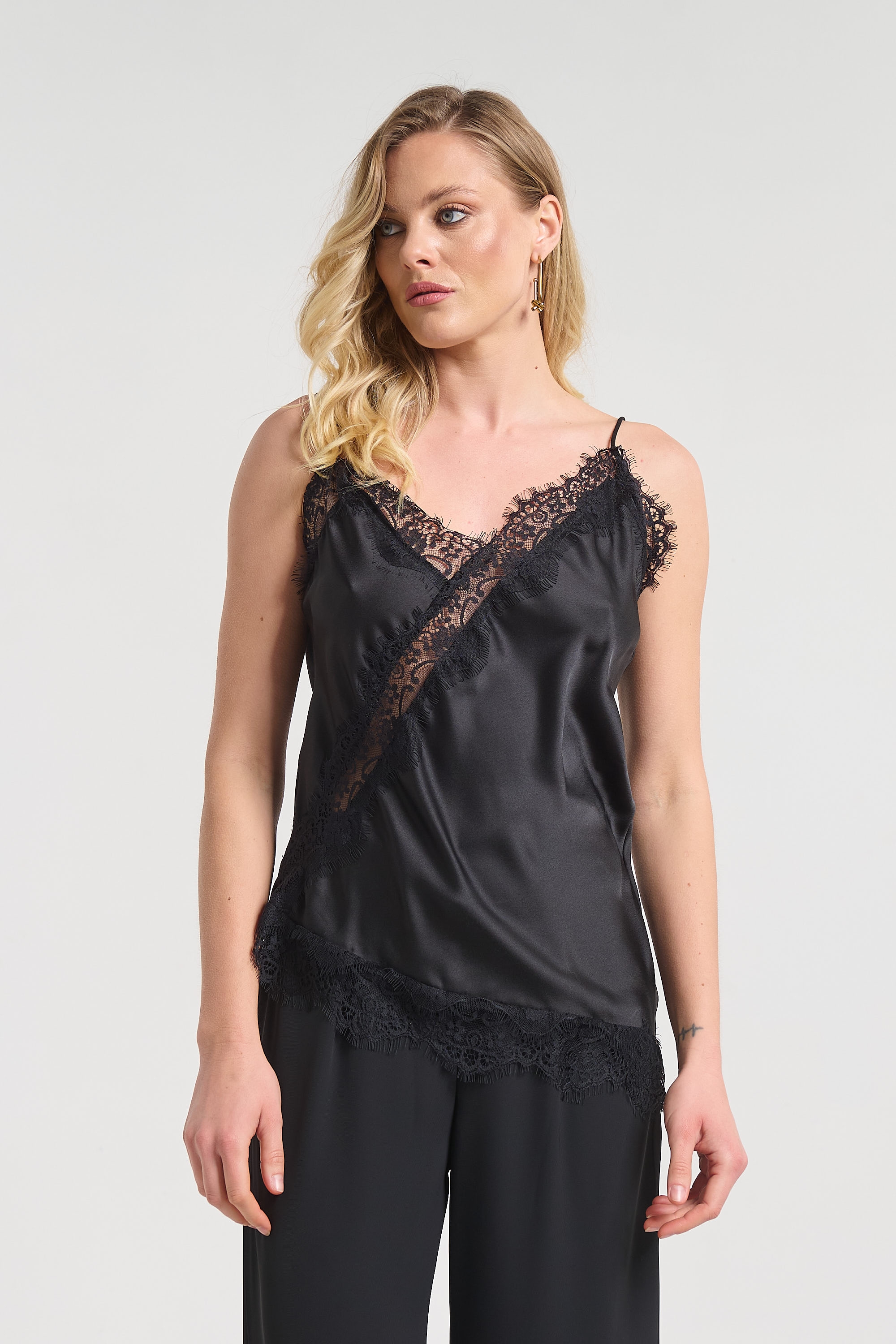 Φανελάκι Με Λεπτομέρεια Δαντέλα