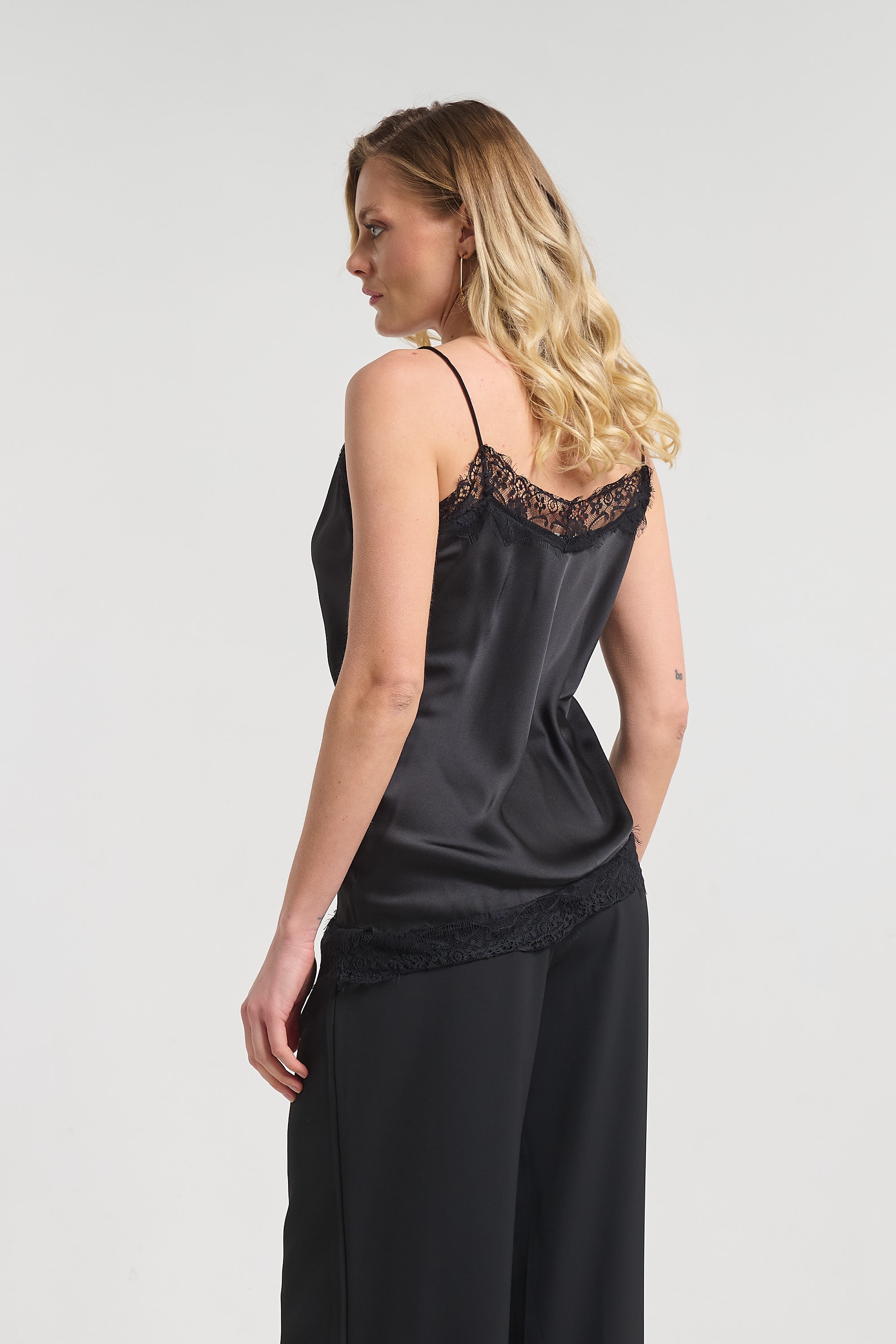 Φανελάκι Με Λεπτομέρεια Δαντέλα