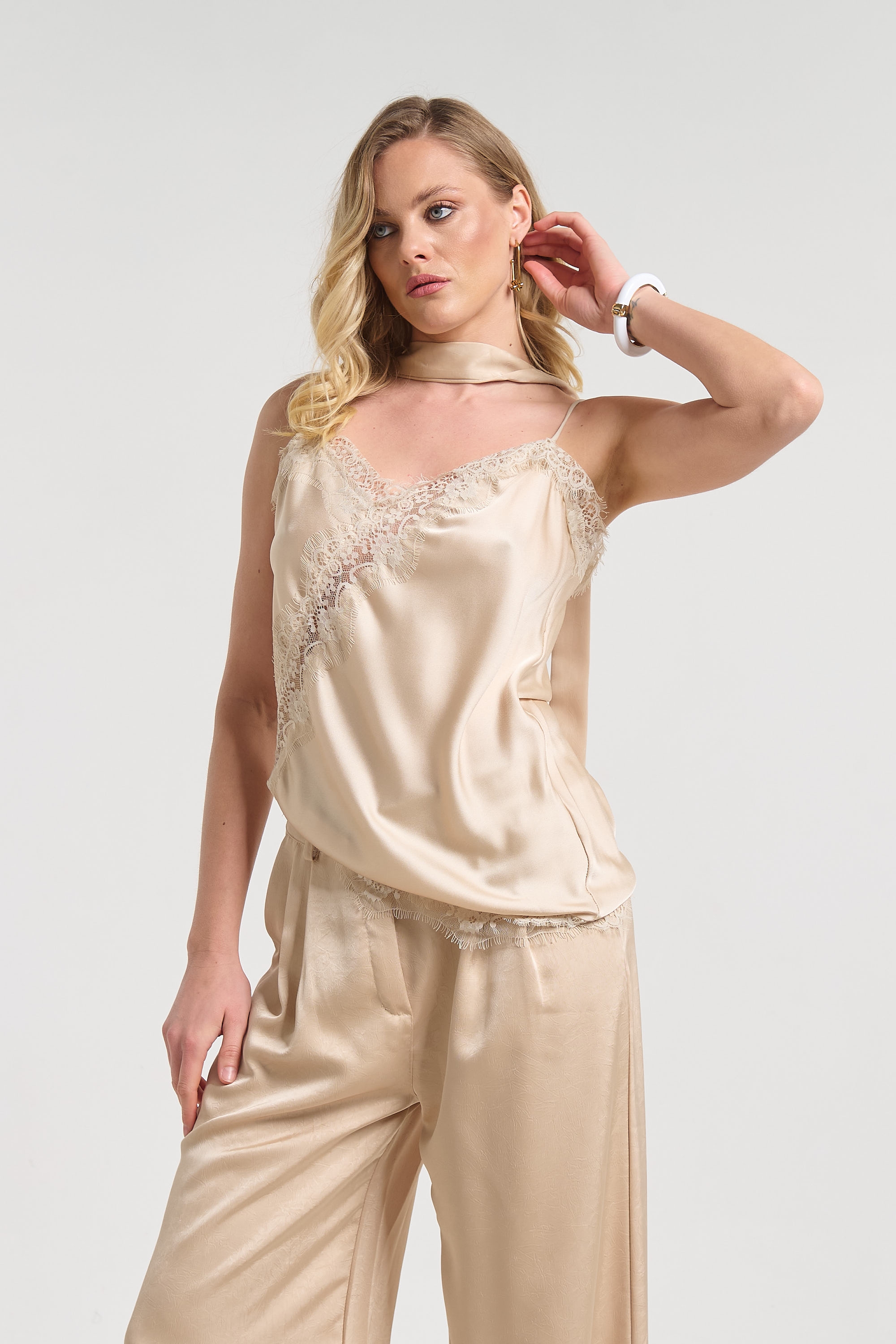 Φανελάκι Με Λεπτομέρεια Δαντέλα