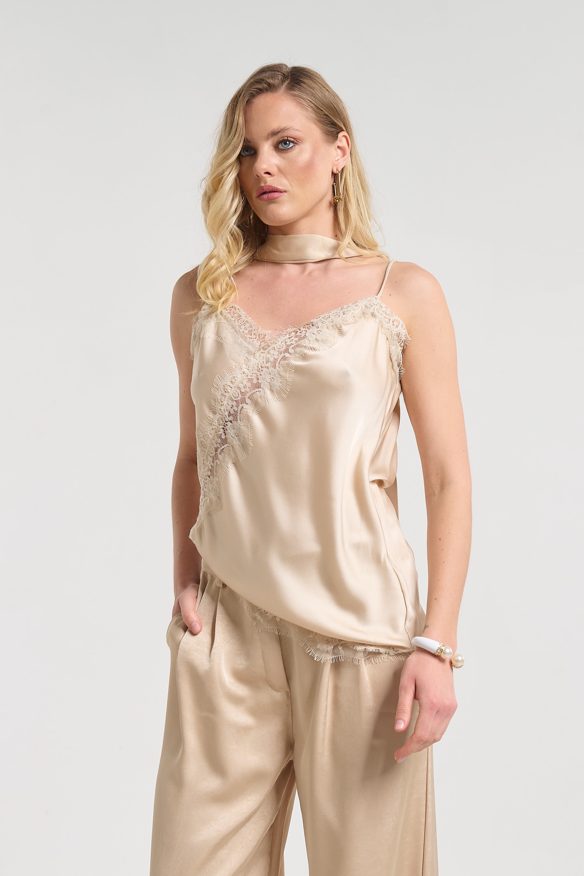 Φανελάκι Με Λεπτομέρεια Δαντέλα