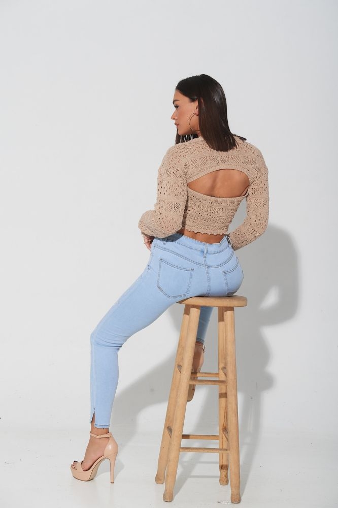 Τοπ Νημάτινο Με Ανοιγμα Στο Μπούστο