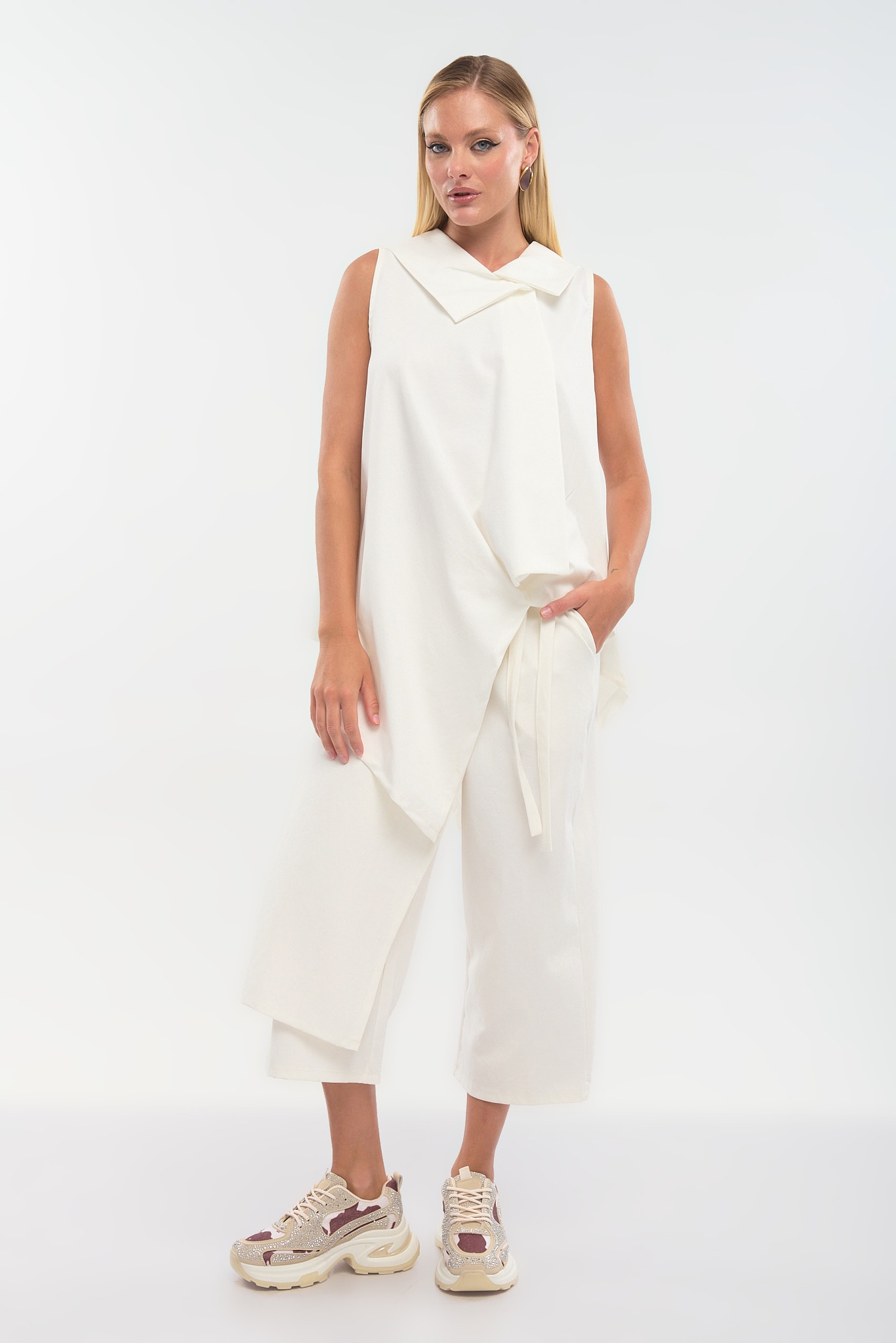 Αμάνικη Ασύμμετρη Μπλούζα με Διακοσμητική Γραβάτα