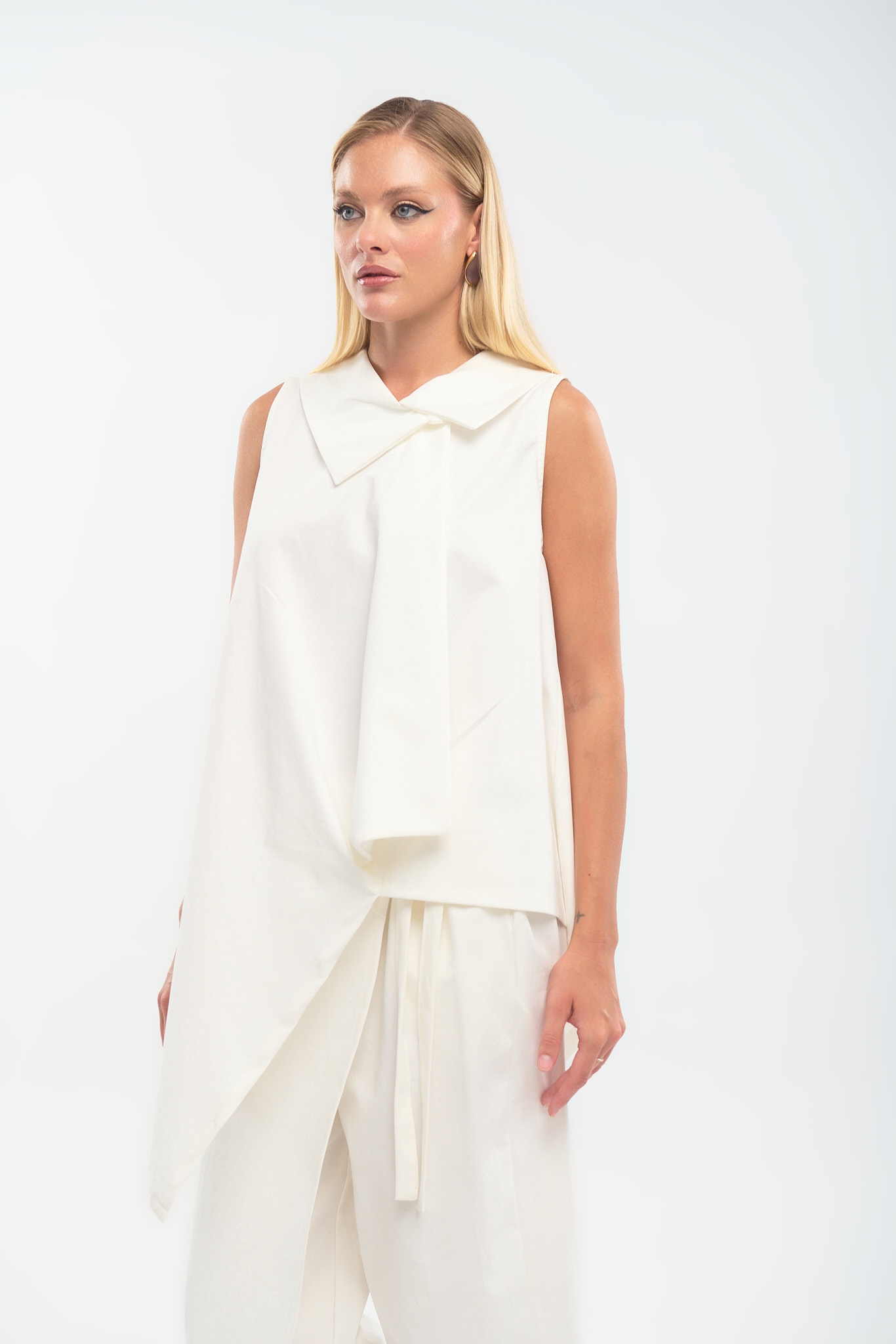 Αμάνικη Ασύμμετρη Μπλούζα με Διακοσμητική Γραβάτα