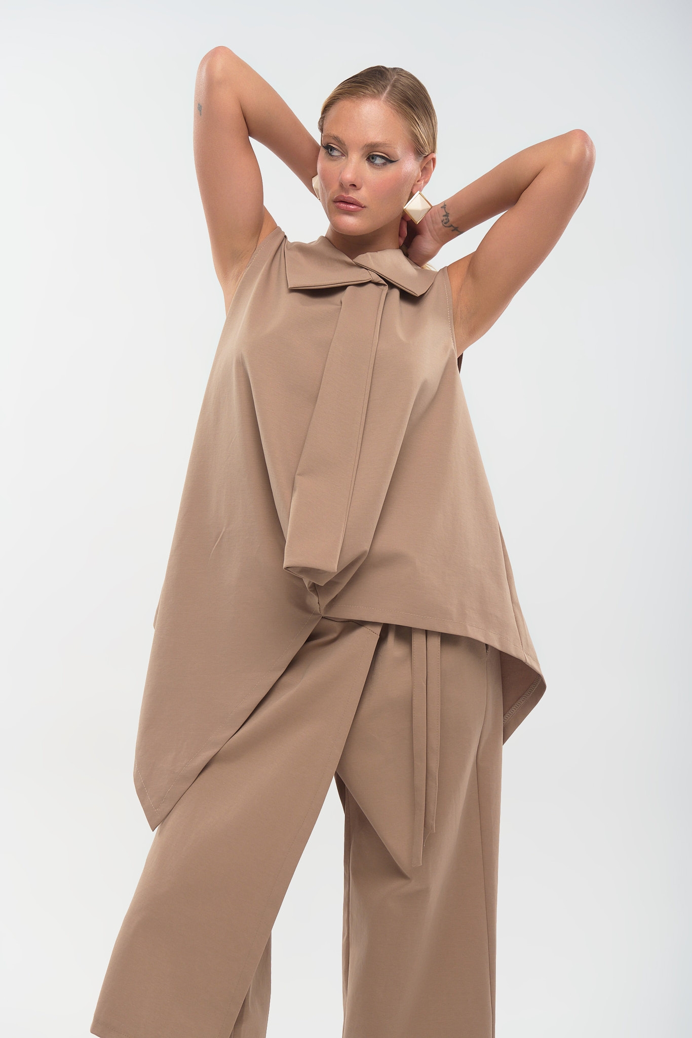 Αμάνικη Ασύμμετρη Μπλούζα με Διακοσμητική Γραβάτα