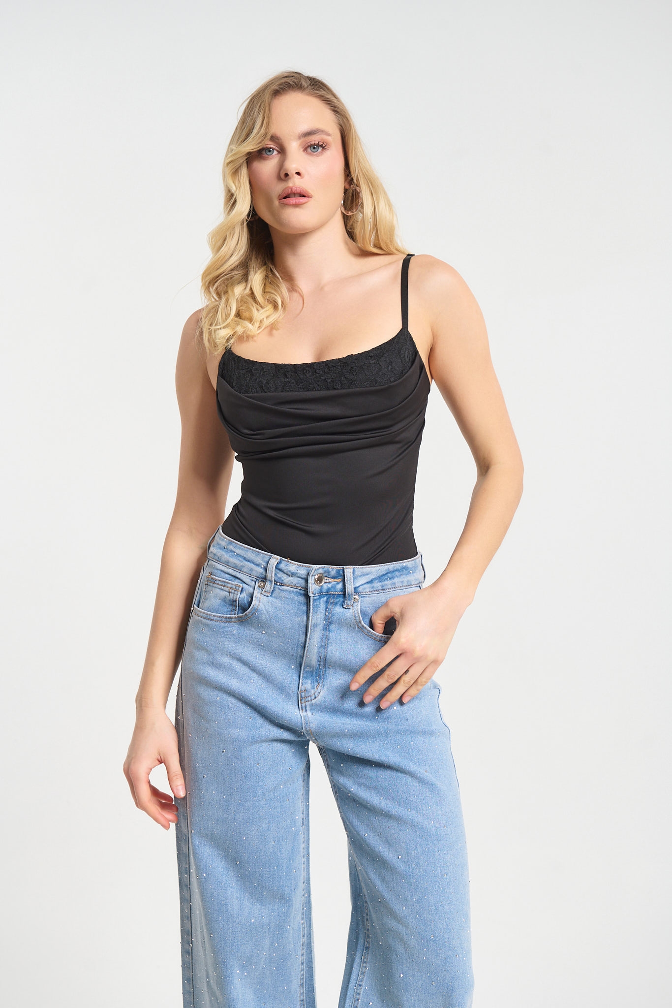 Κορμάκι Τιράντα Με Δαντέλα Πάνω