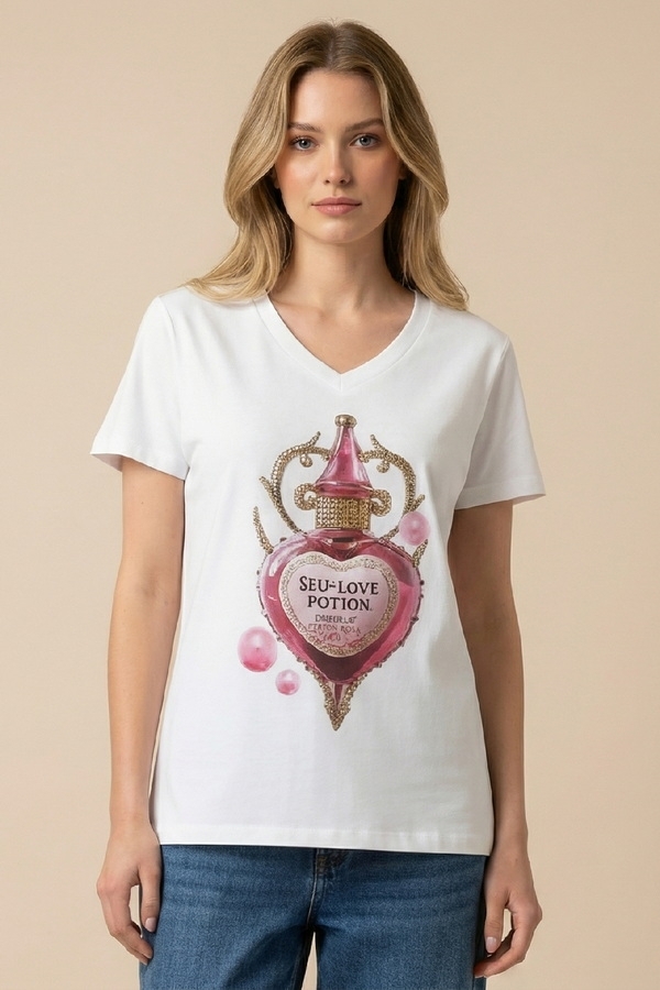 DE JAVU Women’s Love Potion Graphic V-Neck T-Shirt