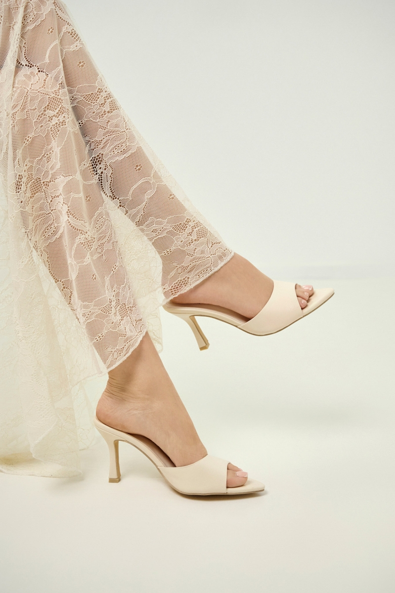 Mule Μονόχρωμο Με Λεπτό Τακούνι