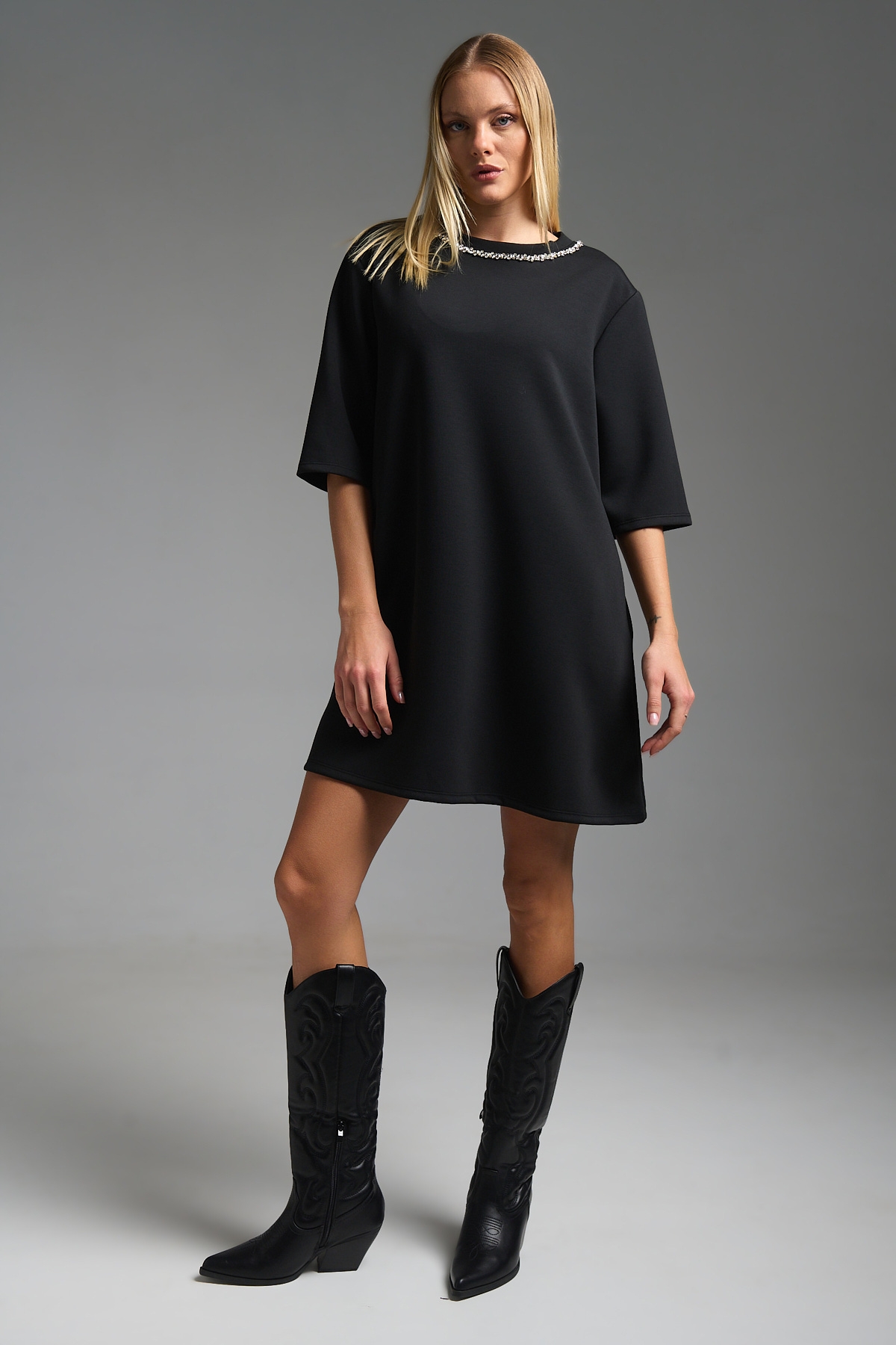 Φόρεμα Μίνι Κοντομάνικο Με Στρας Κολιέ