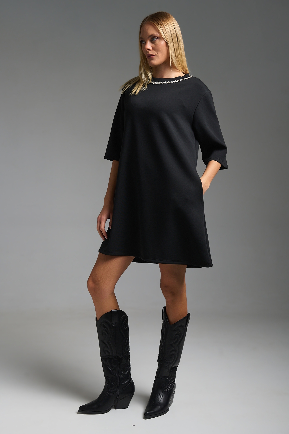 Φόρεμα Μίνι Κοντομάνικο Με Στρας Κολιέ