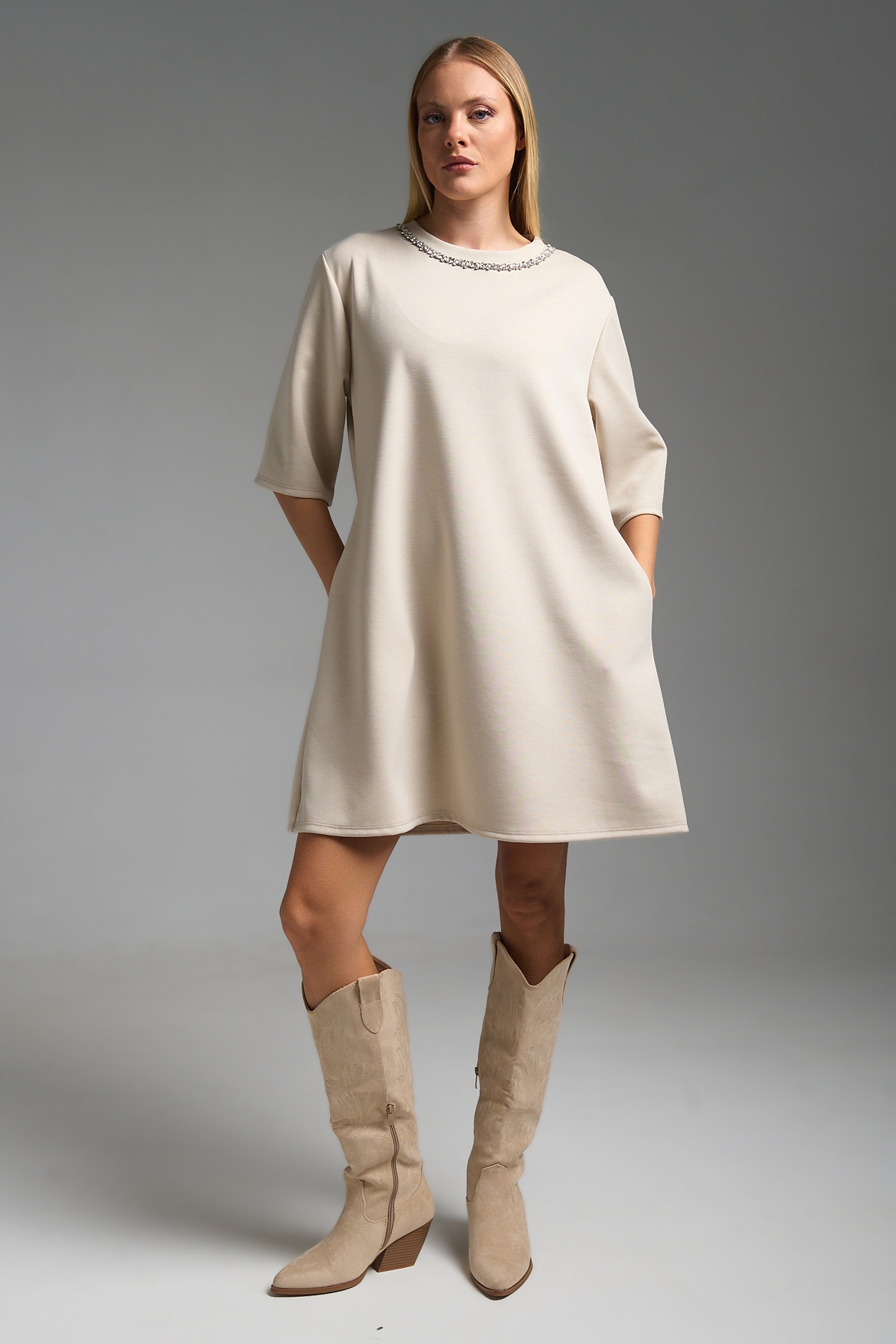 Φόρεμα Μίνι Κοντομάνικο Με Στρας Κολιέ