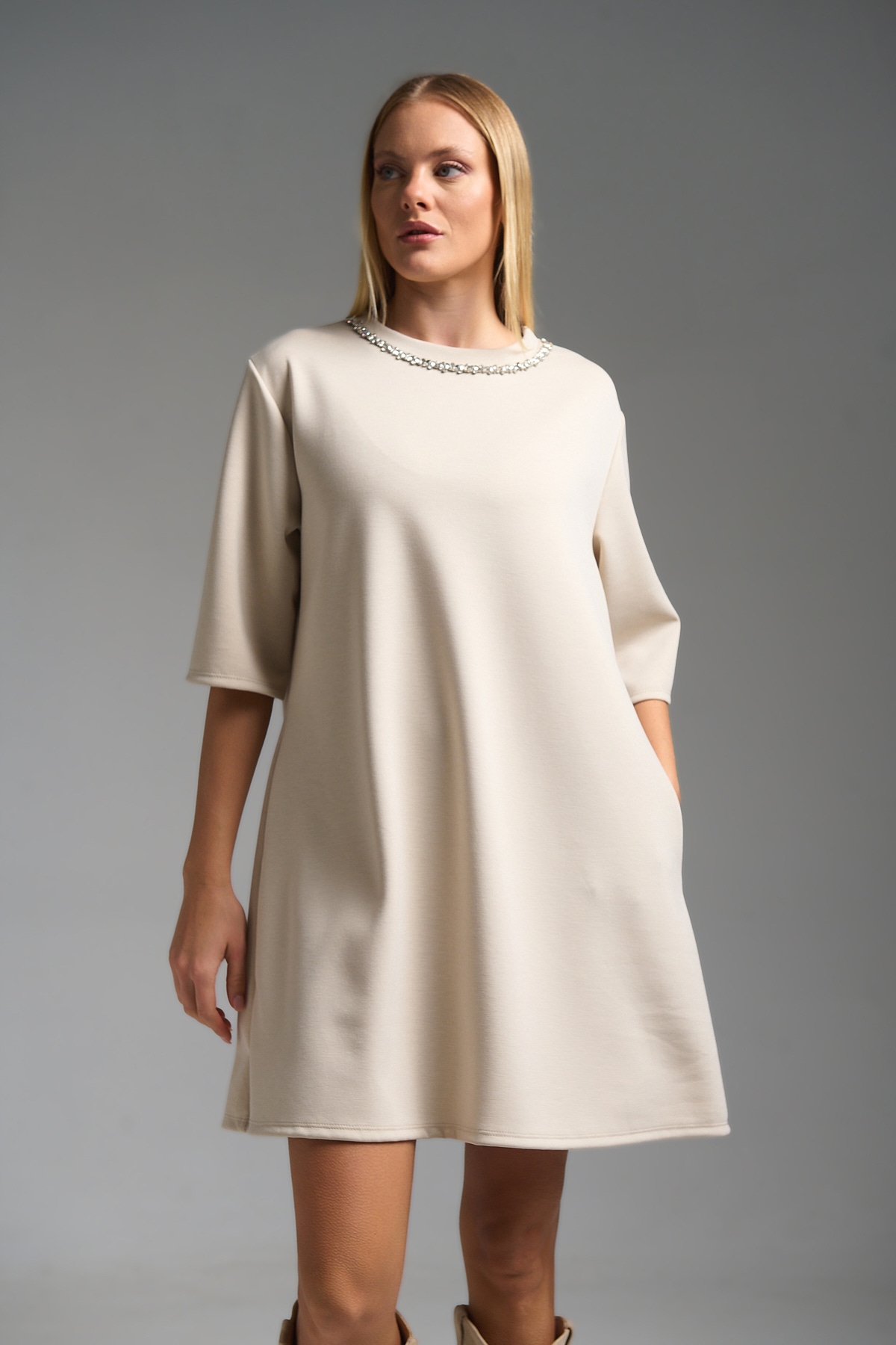 Φόρεμα Μίνι Κοντομάνικο Με Στρας Κολιέ