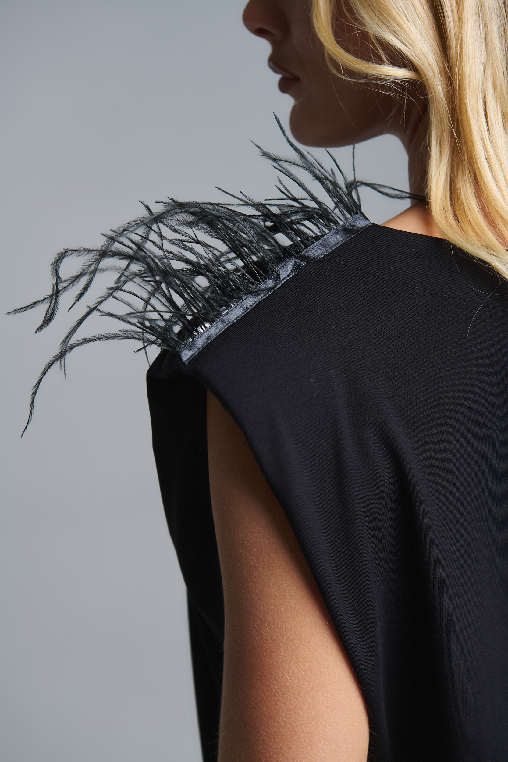 Kelly’s T-Shirt με Πουπούλα στον Ώμο