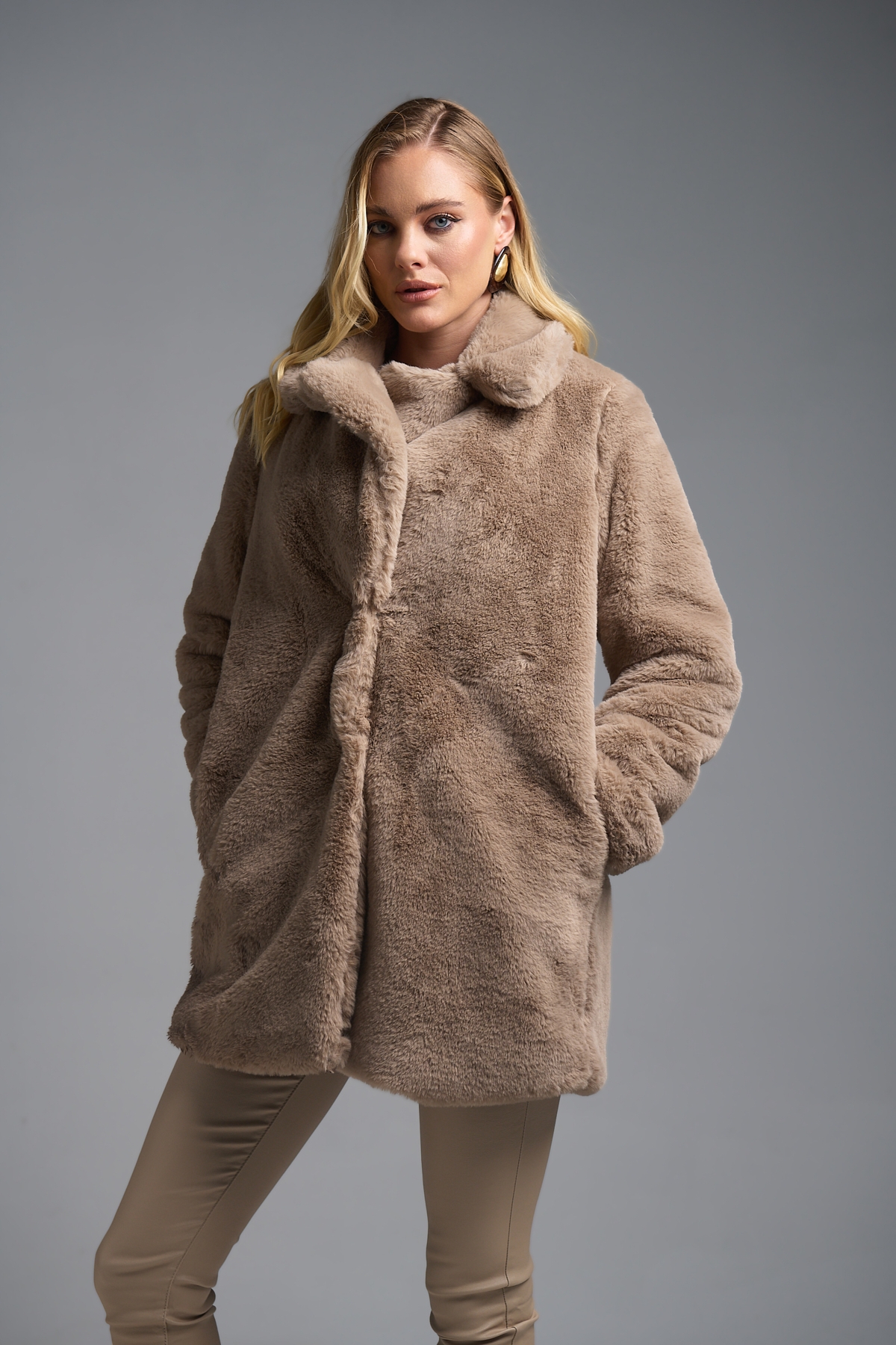 Γούνα Μακρυά με Μεγάλο Γιακά