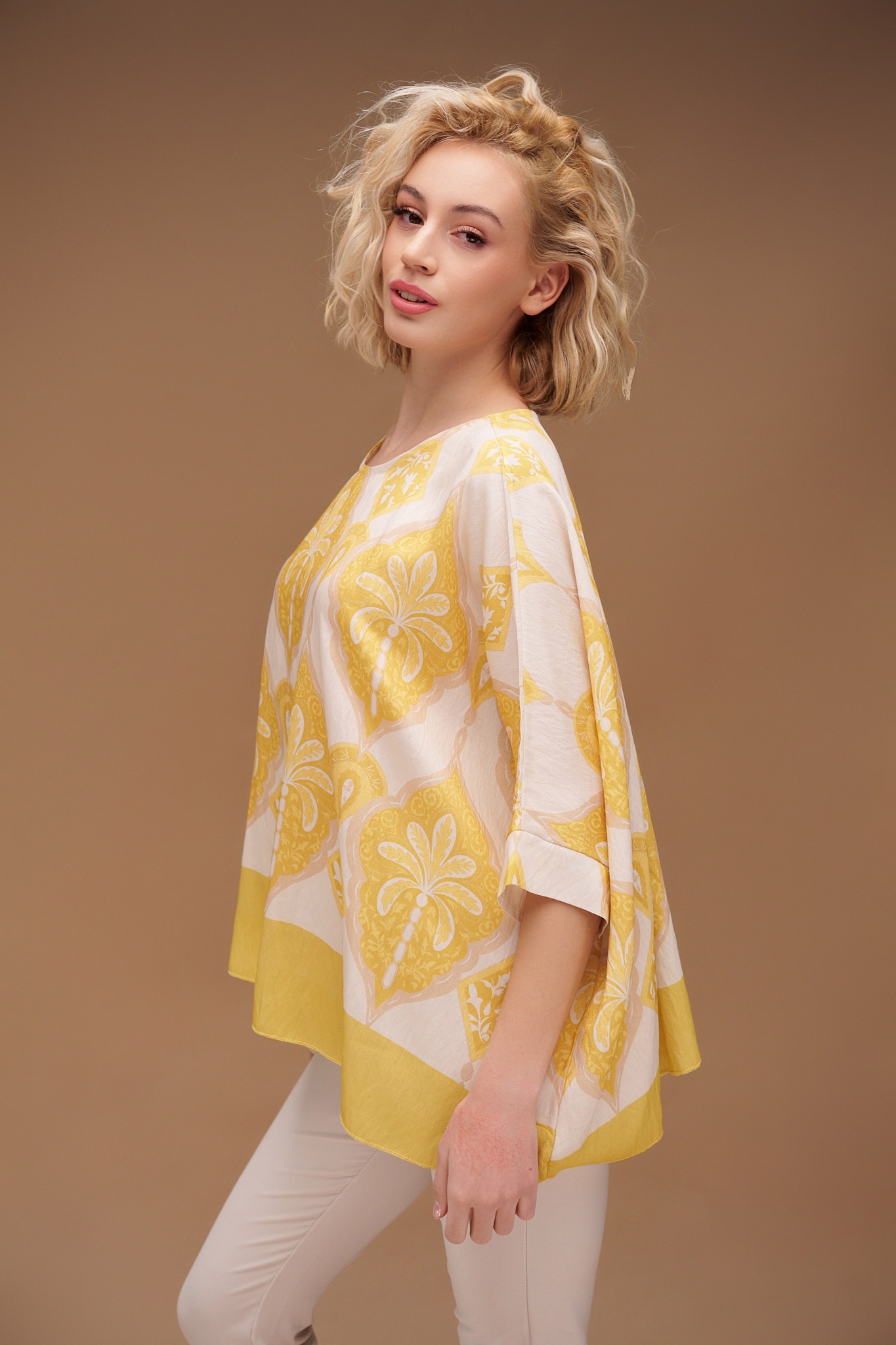 Colored Bat-Sveeved Blouse