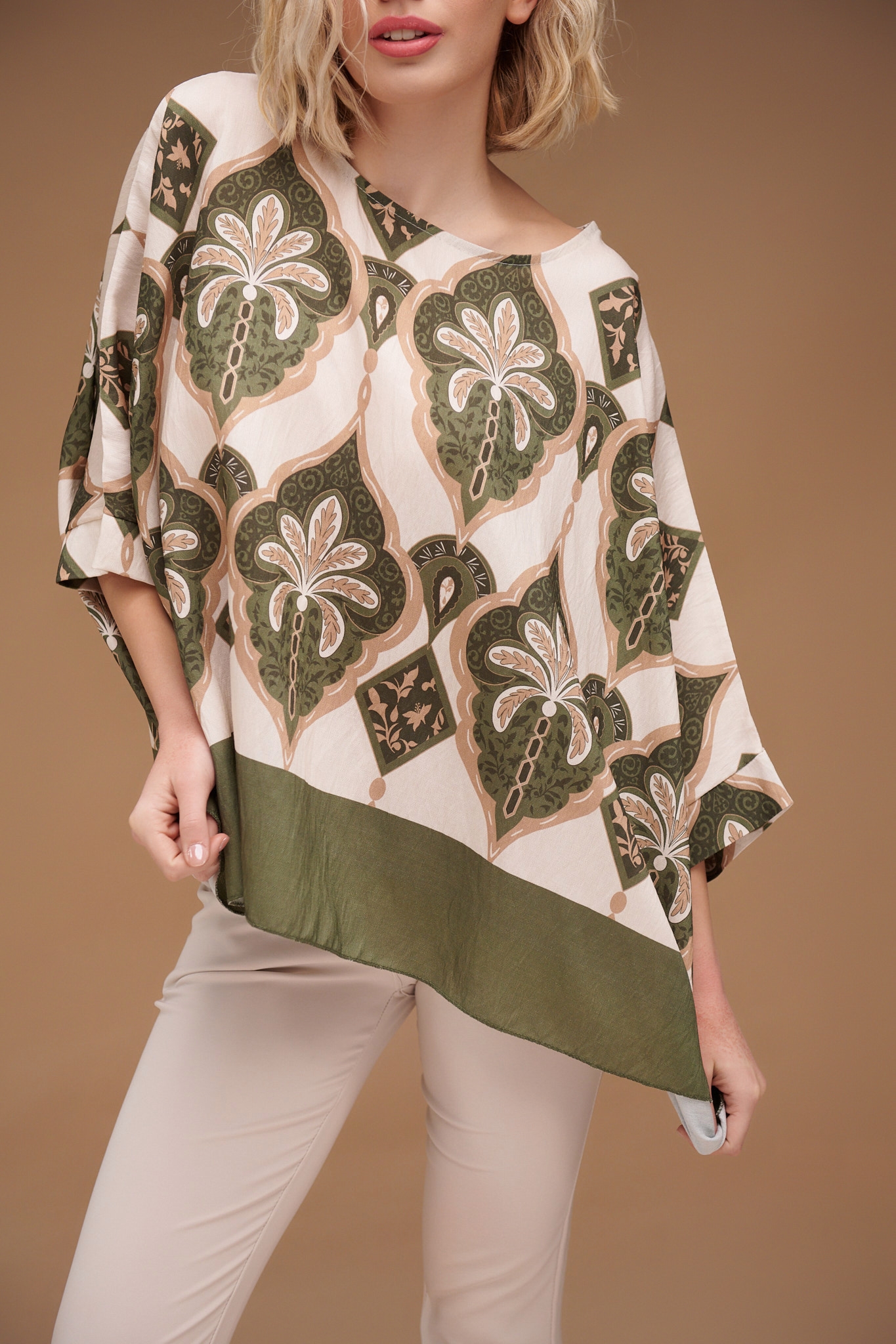 Colored Bat-Sveeved Blouse