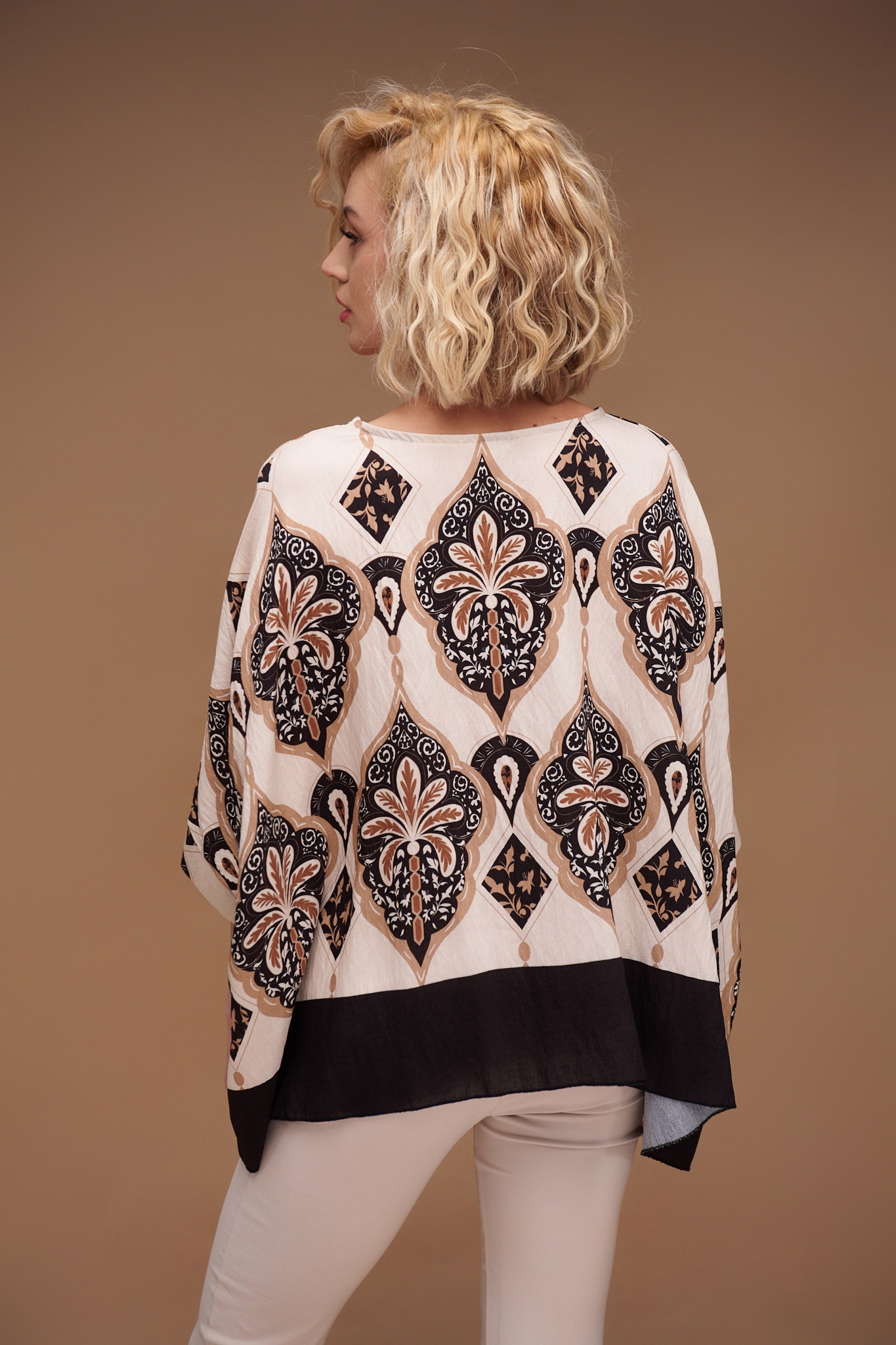 Colored Bat-Sveeved Blouse