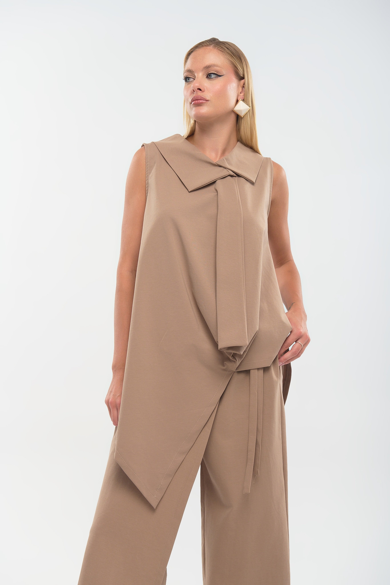 Αμάνικη Ασύμμετρη Μπλούζα με Διακοσμητική Γραβάτα