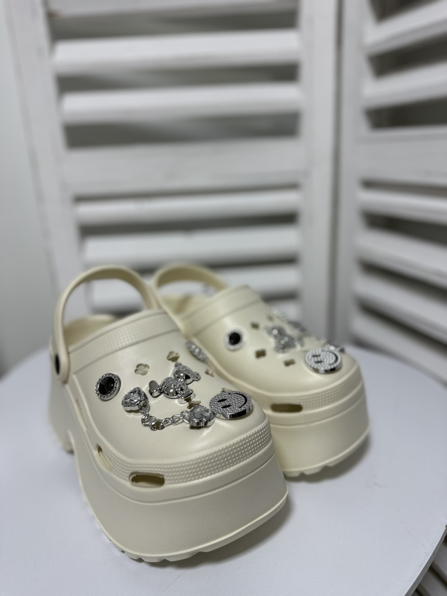Πλατφόρμα Clogs με Statement Charms