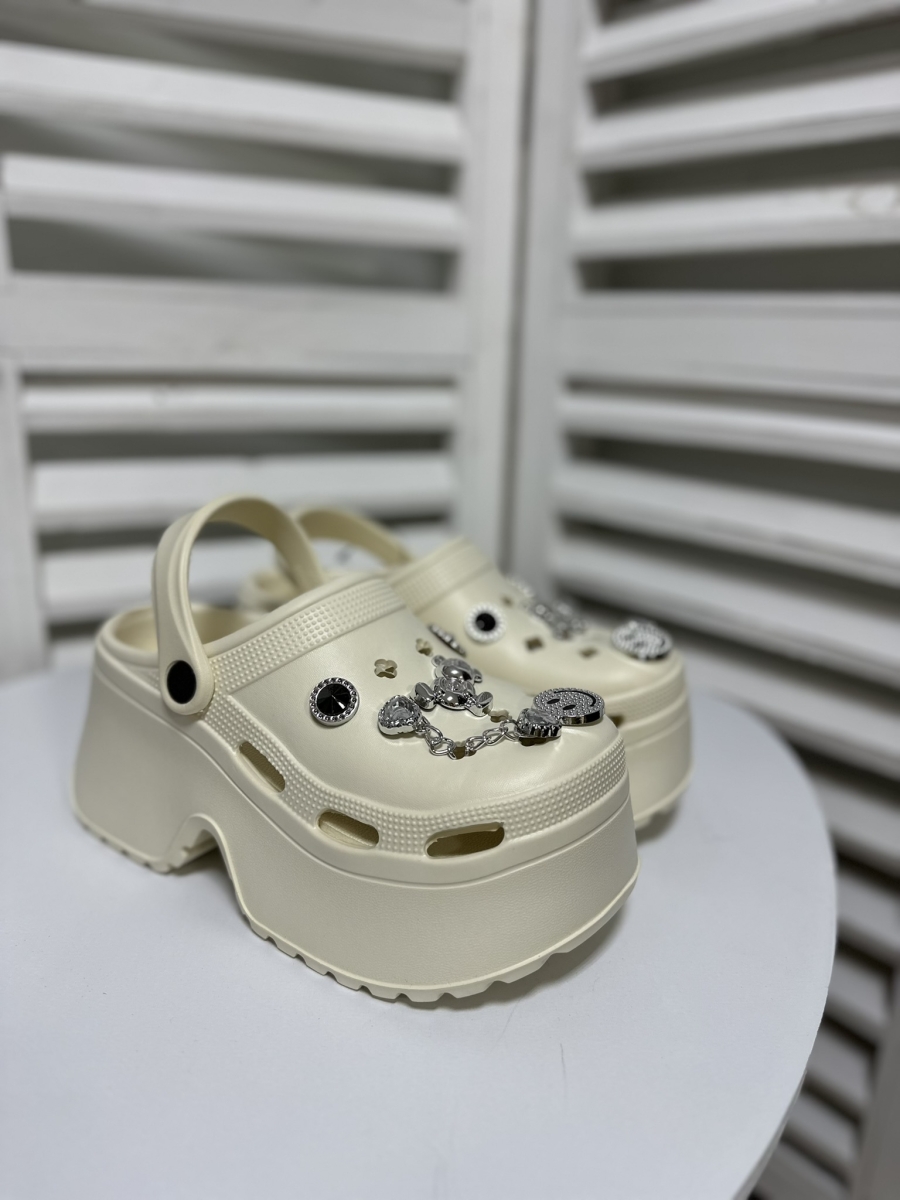 Πλατφόρμα Clogs με Statement Charms